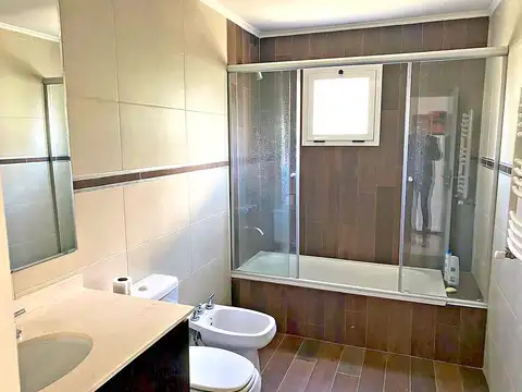 Casa 5 ambientes con 3 baños