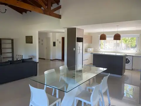 Casa en Alquiler con 1 cochera