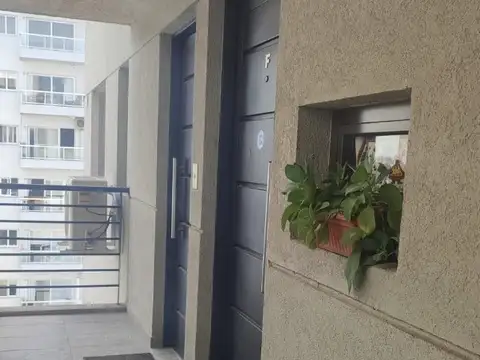 Amplio y luminoso Depto. 2 amb en venta-Excelente vista-Caseros Centro