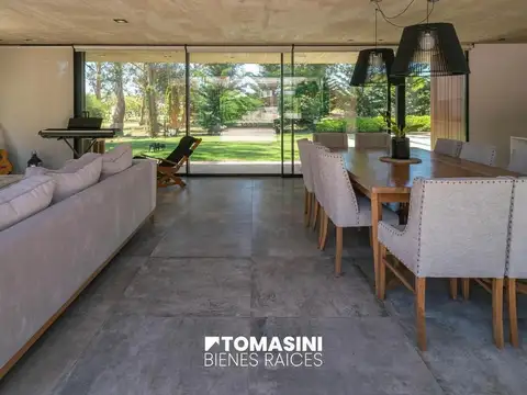 Casa en Venta con 2 cocheras