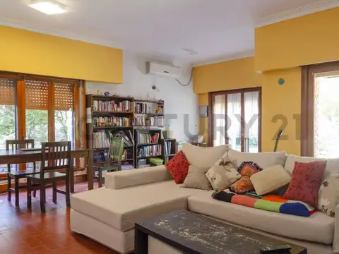 Casa 5 ambientes con 2 baños