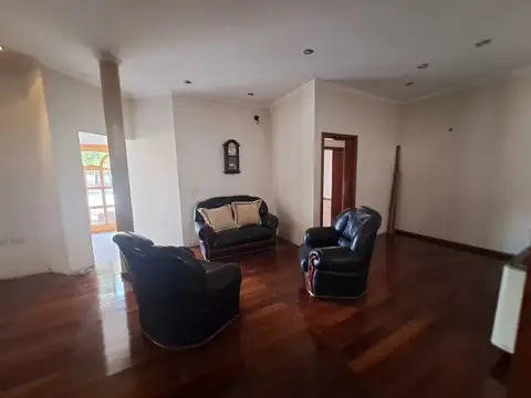 Casa en venta de tres dormitorios, quincho y cochera con depósito. Acebal.