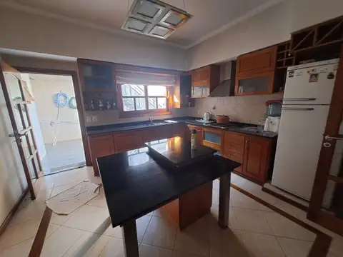 Casa 7 ambientes con 2 baños