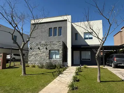 Casa 6 ambientes con 4 baños