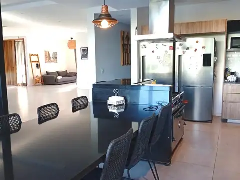 Casa en Alquiler con 4 cocheras