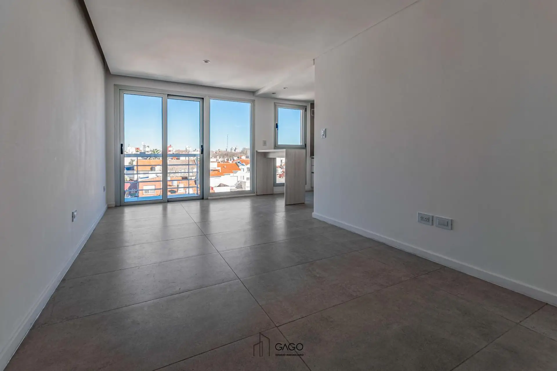 Departamento dos ambientes en primer piso al frente, a metros del mar