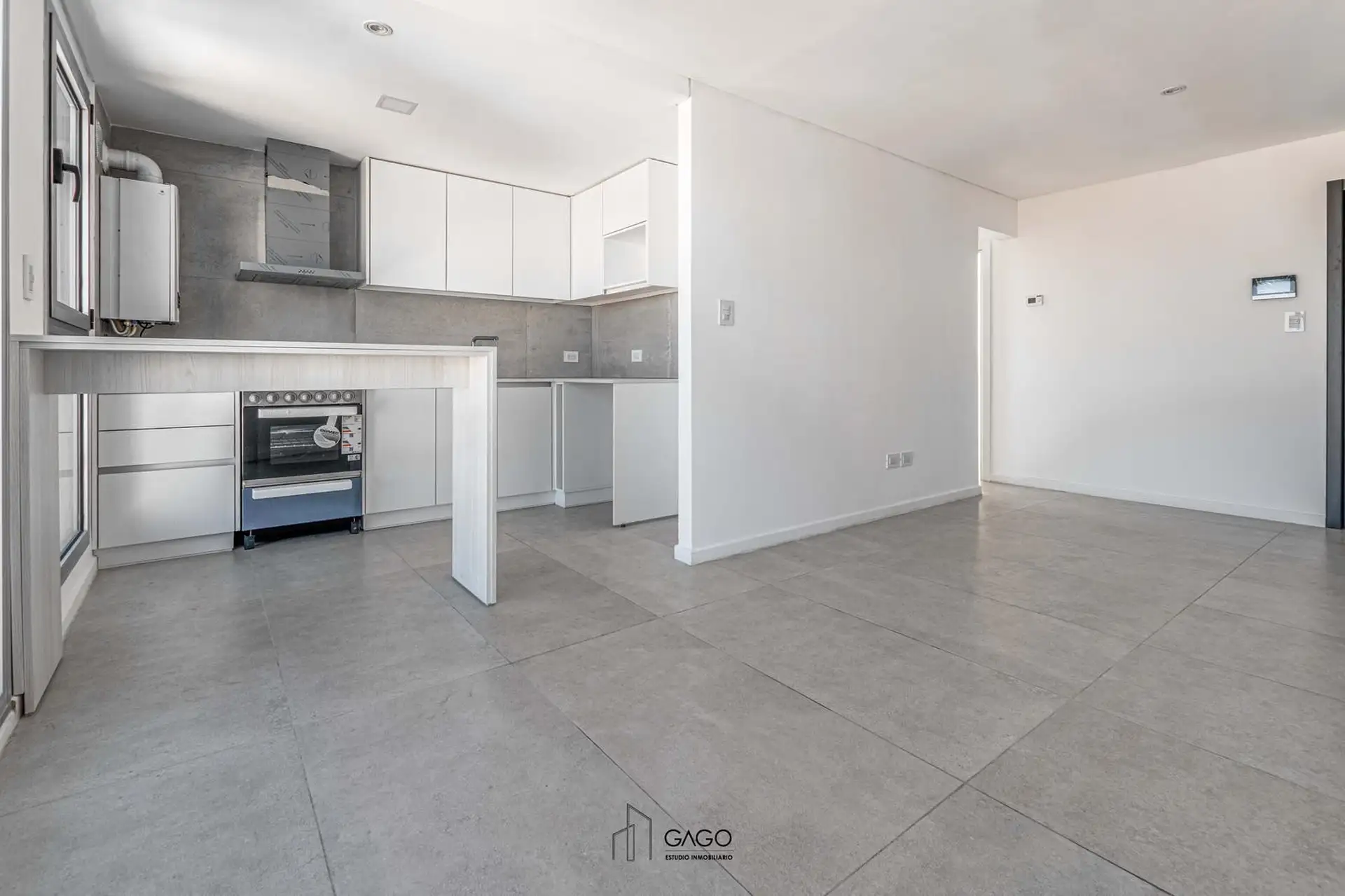 Departamento dos ambientes en primer piso al frente, a metros del mar