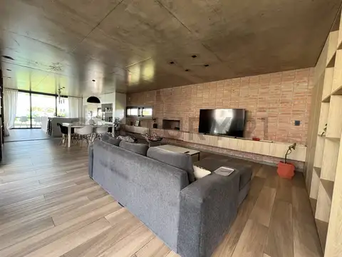 505 139 y 140 CASA 3 DORMITORIOS CATEGORIA EN VENTA BARRIO DON CARLOS GORINA