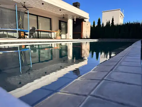 Casas en venta en La Cándida, con pileta, 2 dormitorios mas escritorio