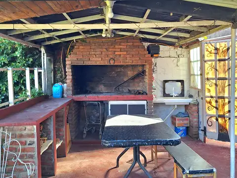 CASA CON LOCAL en venta en Zarate - 3 dormitorios con Patio/Jardín/Cochera