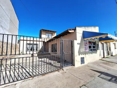 CASA CON LOCAL en venta en Zarate - 3 dormitorios con Patio/Jardín/Cochera 