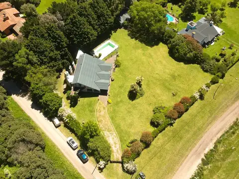 VENTA CASA SOBRE 4 LOTES CHAPADMALAL