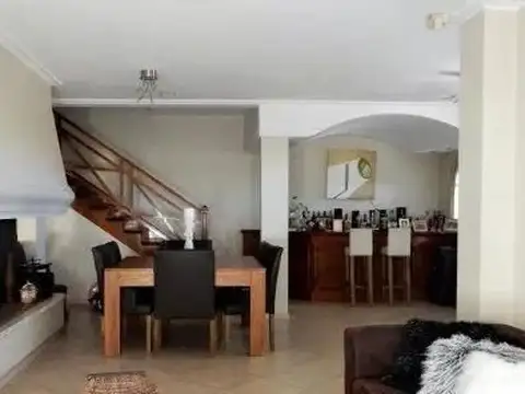 CASA 6 AMBIENTES CON COCHERAS PISCINA