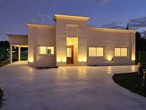 Venta de casa 4 ambientes en Club de Campo El Nacional