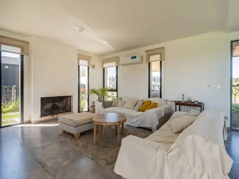 Casa 4 ambientes con 3 baños