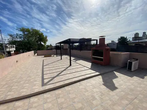 Venta Casa 4 AMBIENTES. COCHERA PARA 2 AUTOS. TERRAZA. PATIO. APTO CREDITO.