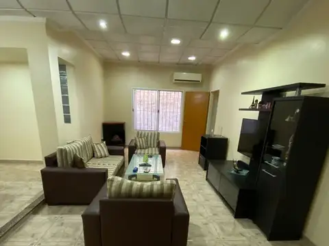 Venta Casa 4 AMBIENTES. COCHERA PARA 2 AUTOS. TERRAZA. PATIO. APTO CREDITO.