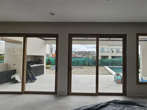 Casa en Venta con 3 cocheras
