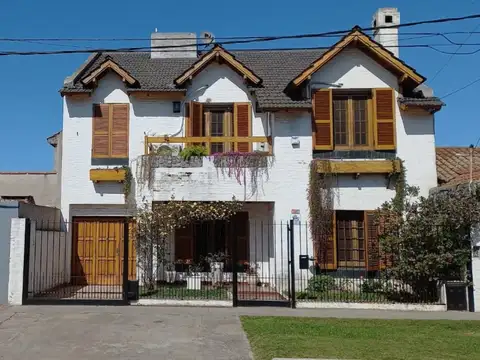 Bella Vista: EXCELENTE CHALET SOBRE AVENIDA