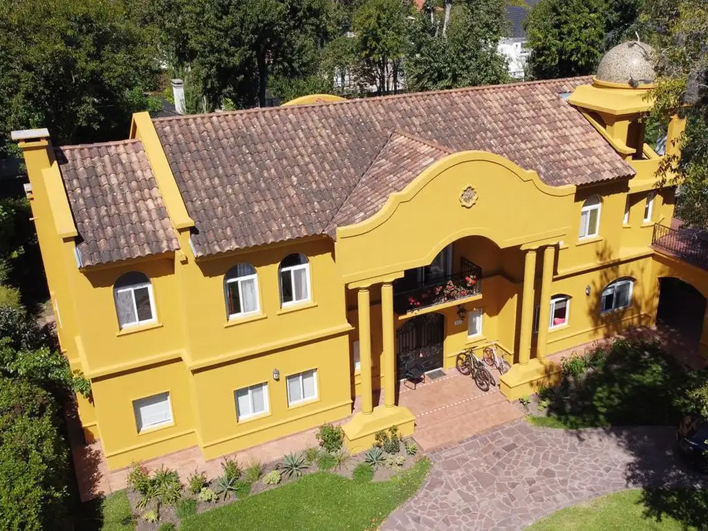 Casa en Venta - 4 dormitorios - USD 620.000