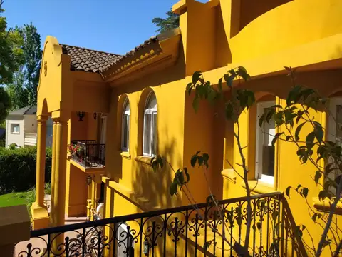 Casa en Venta con 2 cocheras