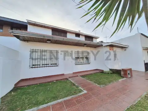 Casa 4 ambientes en zona Parque Luro