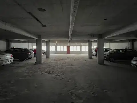 Importante local comercial sobre San Luis y 60 cocheras