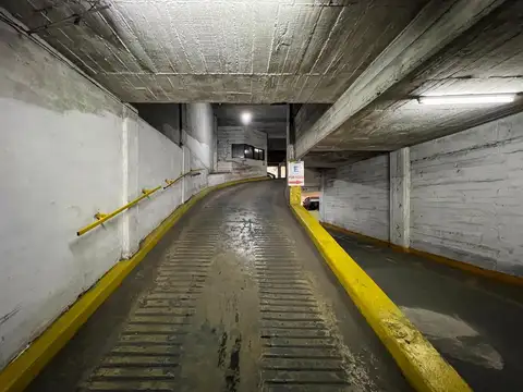 Importante local comercial sobre San Luis y 60 cocheras