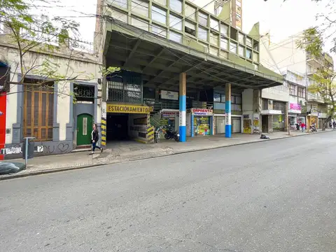 Importante local comercial sobre San Luis y 60 cocheras