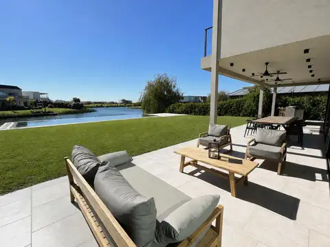 Casa en Venta a la Laguna en El Cantón - Islas, Escobar / Acepta Financiación