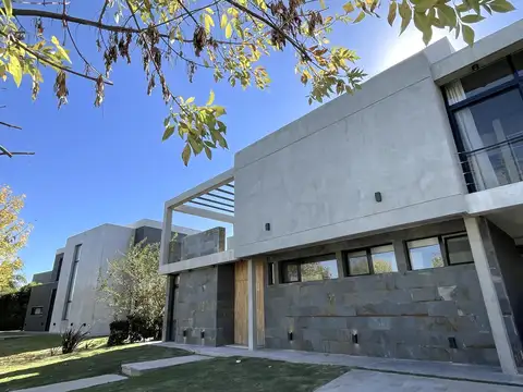 Casa en Venta con 5 cocheras