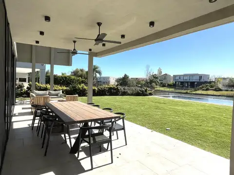 Casa 6 ambientes con 2 baños