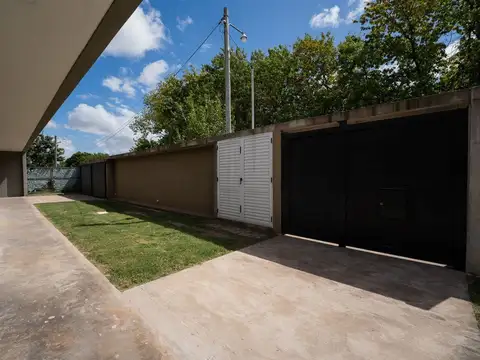 CASA EN VENTA LA PLATA 3 DORMITORIOS AMPLIO PARQUE