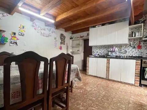 Casa 10 ambientes con 2 baños