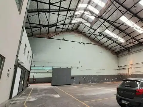 Excelente deposito en venta de 1700 m2 cubiertos en constitucion. Zonif: Mix 4.