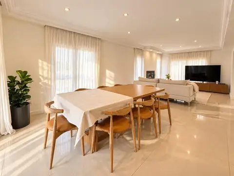 Casa en Venta con 5 cocheras