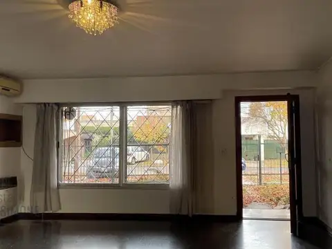 Casa 7 ambientes con 2 baños
