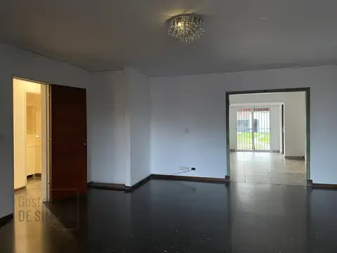 Casa en Venta con 3 cocheras