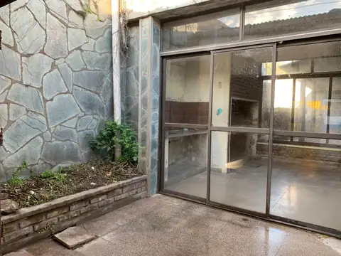 Casa 6 ambientes con 2 baños