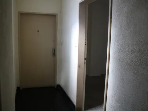 Excelente monoambiente. Recién pintado. 1 1/2 cuadra de Av San Martín