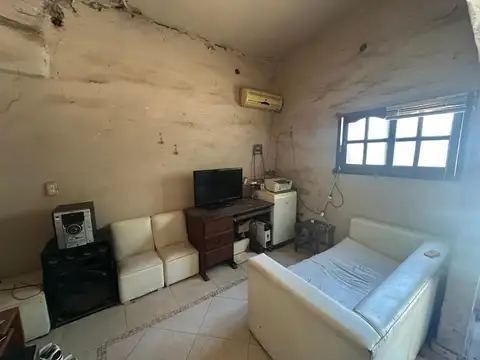 SE VENDE PROPIEDAD 2 DEPTOS + GALPÓN AL FONDO 