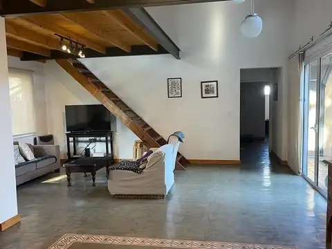 Casa en Alquiler con 3 cocheras