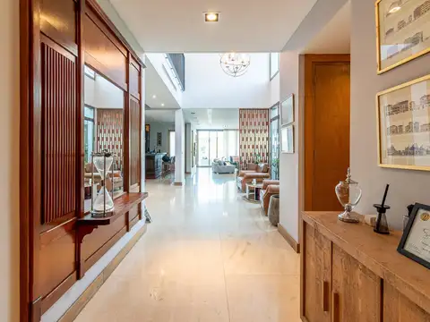 Casa 4 ambientes con 5 baños