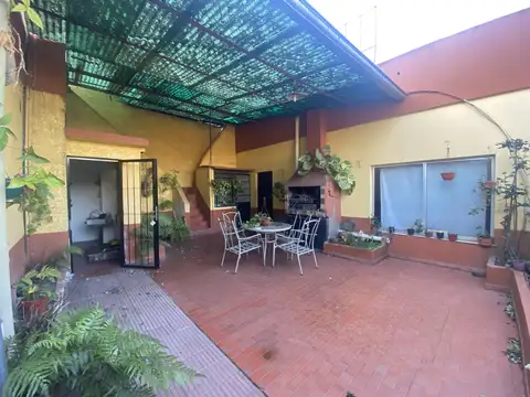 Departamento en planta alta tipo 3 AMBIENTES, con espacio vehicular y patio compartido APTO CREDITO