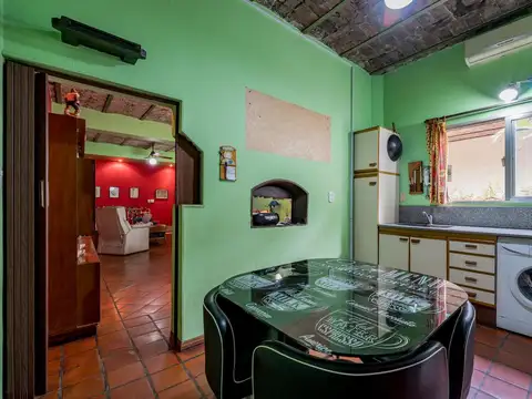 Casa 9 ambientes con 3 baños