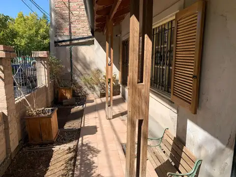 CASA EN VENTA 4 DORMITORIOS -  CANAL V