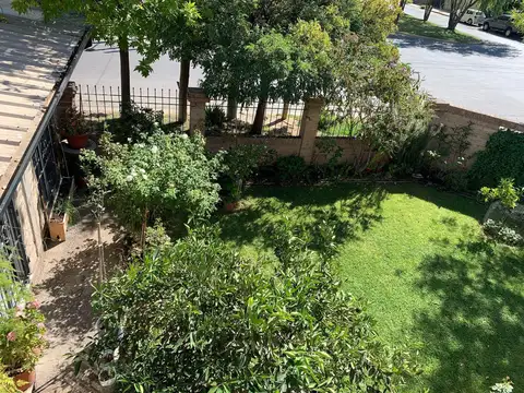 Casa 8 ambientes con 2 baños