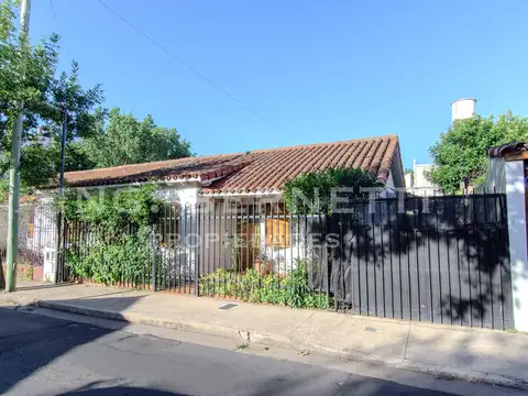 Chalet 4 ambientes + escritorio + garaje 2 autos - Excelente !