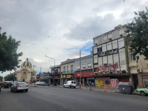 Hotel a refaccionar a mts de estacion de trenes y centro comercial