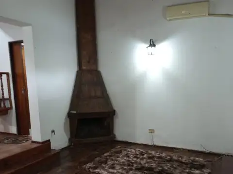 Casa en Alquiler con 3 cocheras
